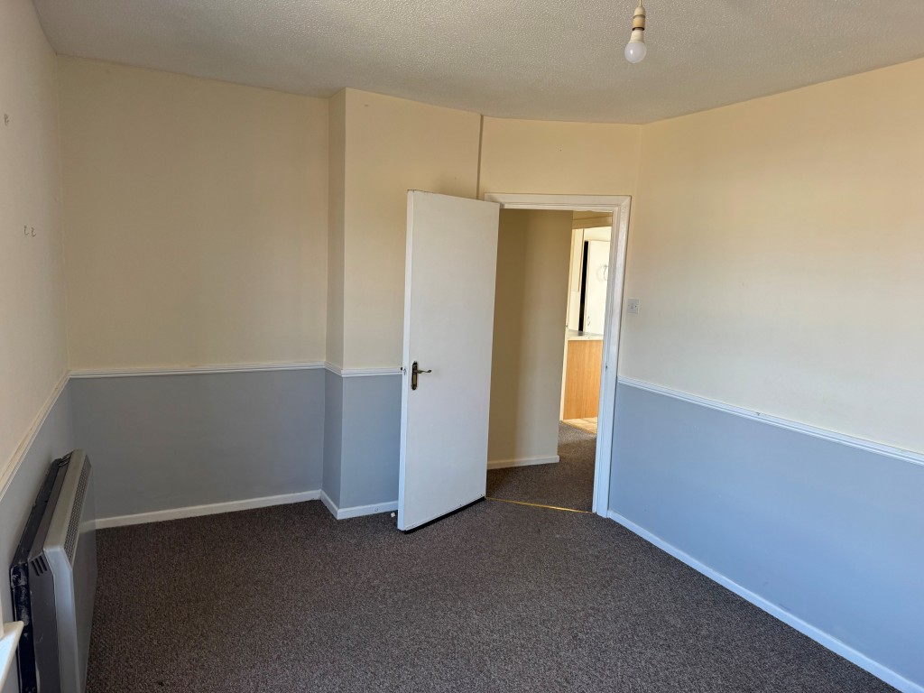 Lot: 128 - TWO-BEDROOM TOWN CENTRE FLAT FOR INVESTMENT OR OCCUPATION - A Bedroom